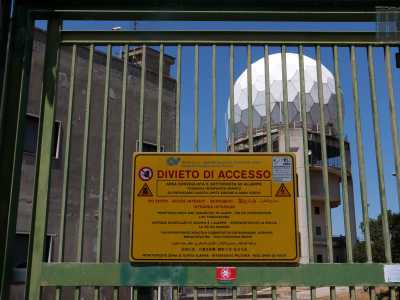 Percorriamo il perimetro attorno all�enorme edificio, che per ragioni di sicurezza nazionale � delimitato da alte recinzioni e sottoposto a videosorveglianza
